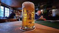 Ein Pils in der altehrwürdigen Stube der Bamberger Traditionsbrauerei Mahr. Karl Heinz Stahlmann kommt beinahe jeden Tag hier her und liest seine Zeitung – seit 1957.