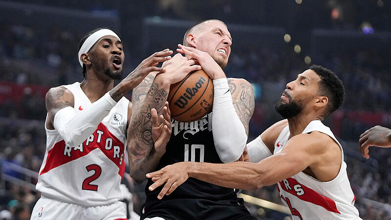 Daniel Theis (Mitte) behauptet das Spielger&auml;t gegen die Raptors-Akteure Jalen McDaniels (links) und Garrett Temple.