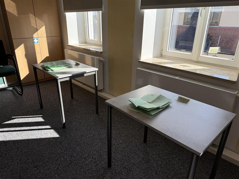 Ratsbegehren Wellnesshotel Adelsdorf Auf den beiden Tischen werden jeweils die Ja und Nein-Stimmen gesammelt.
