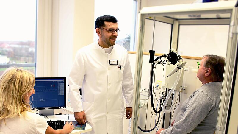 Ein Lungenfunktionstest im Bodyplethysmographen: Verschiedene Parameter können dabei gemessen werden. Eine rechtzeitige und konsequente Behandlung der Volkskrankheit Asthma fordert Dr. Saleh Al Hamoud (Mitte) , Chefarzt der Lungenfachklinik am Bez... Ein Lungenfunktionstest im Bodyplethysmographen: Verschiedene Parameter können dabei gemessen werden. Eine rechtzeitige und konsequente Behandlung der Volkskrankheit Asthma fordert Dr. Saleh Al Hamoud (Mitte) , Chefarzt der Lungenfachklinik am Bez...