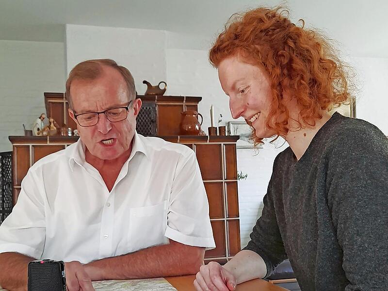 Sprachwissenschaftlerin Verena Kohlmann mit Oswald Purucker, bei der Aufnahme der Ortsnamen im ursprünglichen Dialekt. Dabei wurde auch deutlich, wie schwierig es ist, heute noch die richtige Betonung und Aussprache zu finden.