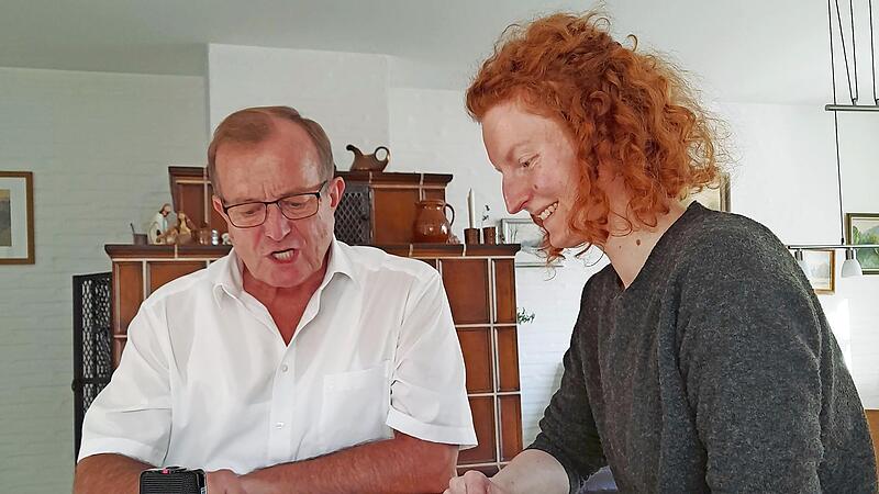 Sprachwissenschaftlerin Verena Kohlmann mit Oswald Purucker, bei der Aufnahme der Ortsnamen im ursprünglichen Dialekt. Dabei wurde auch deutlich, wie schwierig es ist, heute noch die richtige Betonung und Aussprache zu finden.