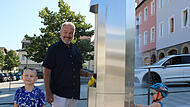 Oberbürgermeister Frank Rebhan testet die neue Trinkwasser- und Nebelsäule am Marktplatz.