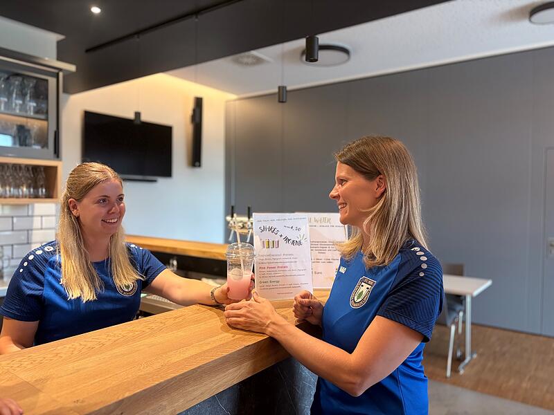 Hannah M&uuml;tzel (links) und Christina Dollinger bereiten den Sport- und Gesundheitstag &bdquo;GesundErleben&ldquo; vor.
