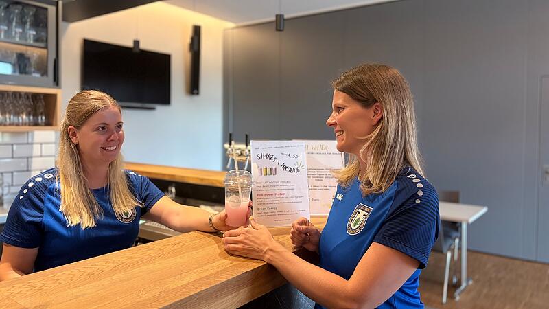 Hannah M&uuml;tzel (links) und Christina Dollinger bereiten den Sport- und Gesundheitstag &bdquo;GesundErleben&ldquo; vor.
