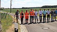 Bei der Freigabe der BT 34 (von links): Thomas Weish&auml;upl (Tiefbau, Landratsamt), Bauleiterin Michaela Steinbauer, Polier Daniel Eckstein und Oberbauleiter Markus Geuss von der STRABAG AG, Praktikant Mats Pfaffenberger und Frank Pfaffenberger vom L...