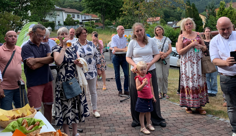 Pastoralreferentin Anja May mit ihrer Tochter beim Empfang nach dem Abschiedsgottesdienst in Wildflecken.
