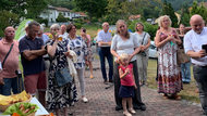 Pastoralreferentin Anja May mit ihrer Tochter beim Empfang nach dem Abschiedsgottesdienst in Wildflecken.