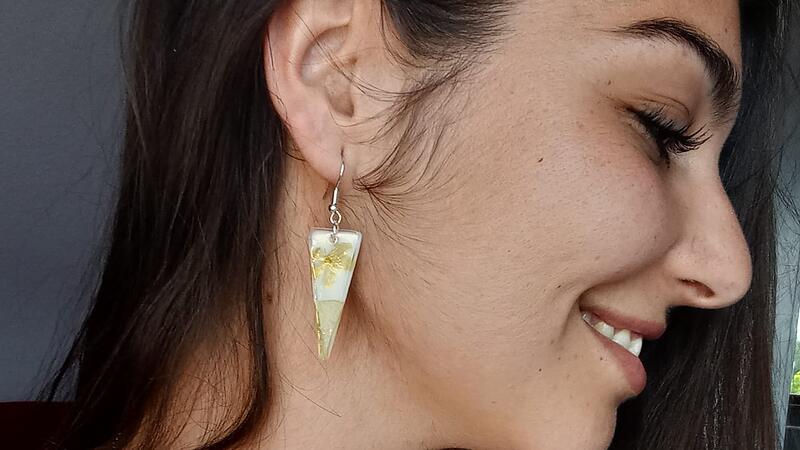 Mercedes Villalba Hildago stellt Schmuck aus Muttermilch her.