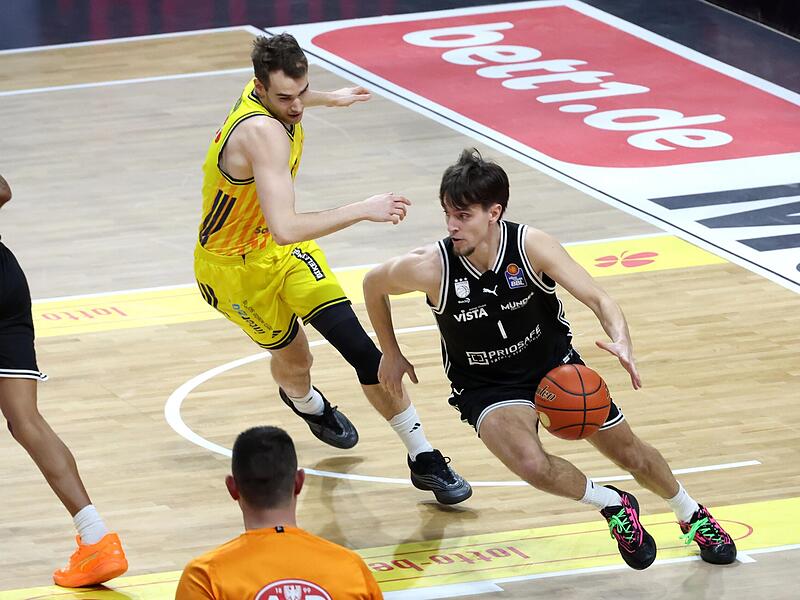 Zach Ensminger (mit Ball, im Duell mit Malte Delow) macht das Spiel schnell. Der Aufbauspieler kam auf starke 19 Punkte und zehn Rebounds.