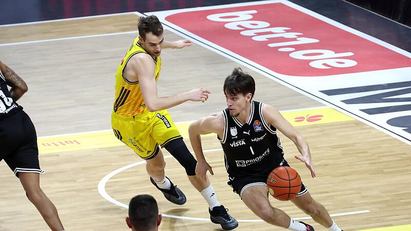 Zach Ensminger (mit Ball, im Duell mit Malte Delow) macht das Spiel schnell. Der Aufbauspieler kam auf starke 19 Punkte und zehn Rebounds.