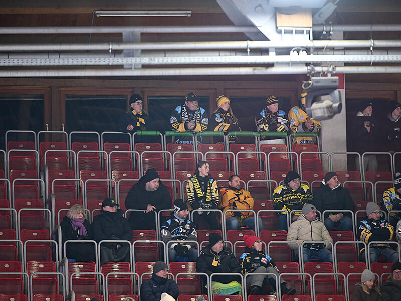 Sport Eishockey Oberliga S&uuml;d Saison 2023 / 2024  Sonntag 21.01.2024  Spielort Kunsteisstadion Bayreuth  36. Spieltag Spielbeginn 18.00 h  Bayreuth Tigers  gegen  EV Lindau Islanders  Endstand  4:3  (2:0; 0:1; 2:2) Trib&uuml;ne Zuschauer