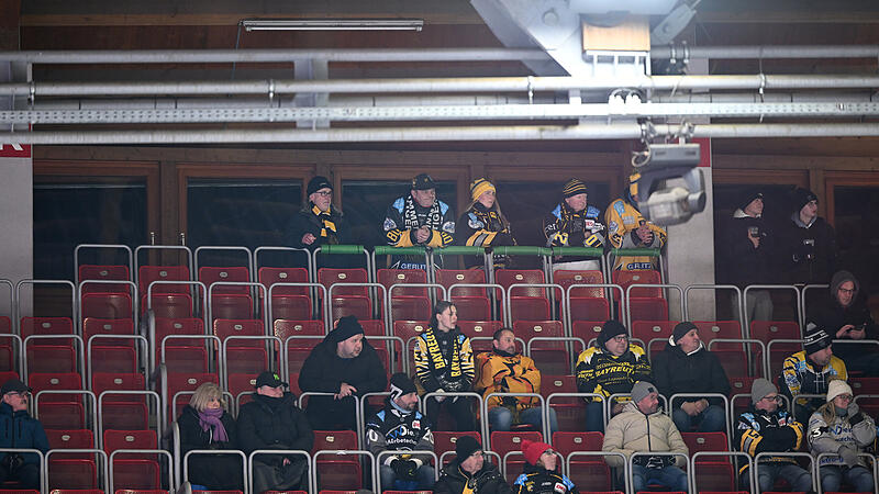 Sport Eishockey Oberliga S&uuml;d Saison 2023 / 2024  Sonntag 21.01.2024  Spielort Kunsteisstadion Bayreuth  36. Spieltag Spielbeginn 18.00 h  Bayreuth Tigers  gegen  EV Lindau Islanders  Endstand  4:3  (2:0; 0:1; 2:2) Trib&uuml;ne Zuschauer