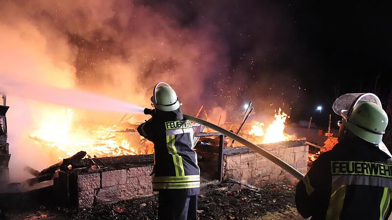 Während  die Scheune bis auf die Grundmauern niederbrannte, konnte eine angrenzende Maschinenhalle vor den Flammen erfolgreich geschützt werden.