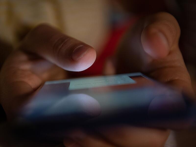 Ein Mann tippt auf einem Smartphone Ein Mann tippt auf einem Smartphone