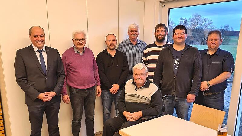 Bürgermeister Johannes Krapp (l.) gratuliert dem neuen Vorstand des Krieger- und Kameradschaftsvereins: Gerhard Feller, Jochen Forster, Heinrich Rückel, Thomas Rückel, Peter Kraus, Georg Binder, Leonhard Klein (v. l.). Bürgermeister Johannes Krapp (l.) gratuliert dem neuen Vorstand des Krieger- und Kameradschaftsvereins: Gerhard Feller, Jochen Forster, Heinrich Rückel, Thomas Rückel, Peter Kraus, Georg Binder, Leonhard Klein (v. l.).