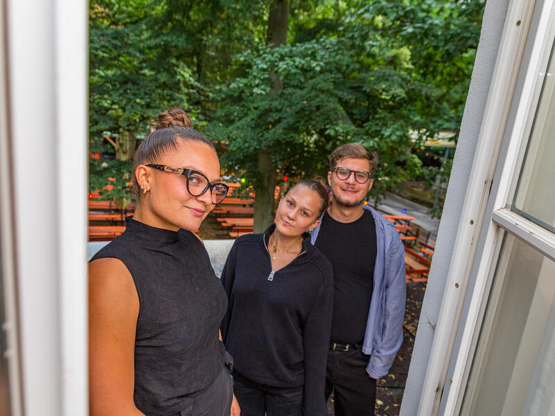Wohnen mitten im Kellerwald: Selin, Dilara und Kemal Yildirim.