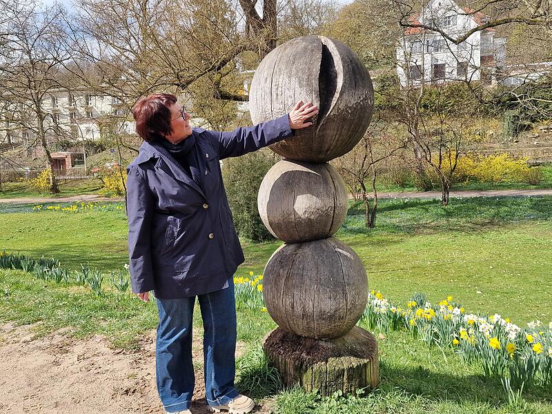 &bdquo;Macken geh&ouml;ren zum Leben dazu": Petra M&uuml;ller an der Skulptur im Luitpoldpark &bdquo;Im Lot".