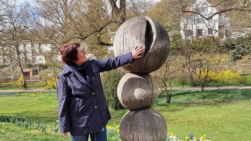 &bdquo;Macken geh&ouml;ren zum Leben dazu": Petra M&uuml;ller an der Skulptur im Luitpoldpark &bdquo;Im Lot".