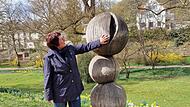 &bdquo;Macken geh&ouml;ren zum Leben dazu": Petra M&uuml;ller an der Skulptur im Luitpoldpark &bdquo;Im Lot".