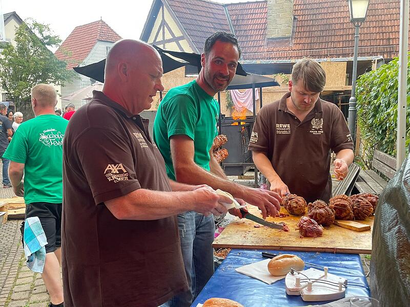 Backofenfest Steinbach: Auch die Grillhaxen gingen weg wie warme Semmeln.