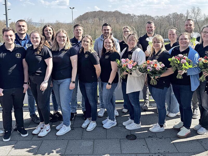 Zum Gruppenfoto versammelten sich sowohl die neuen als auch die scheidenden Mitglieder der erweiterten Vorstandschaft: Philip Klug, Robin Schneider, Lukas Fr&ouml;hlich, Luisa Kretz, Johanna Klug, Julia Schirrle, Steffen Schneider, Celine Bub, Christop...