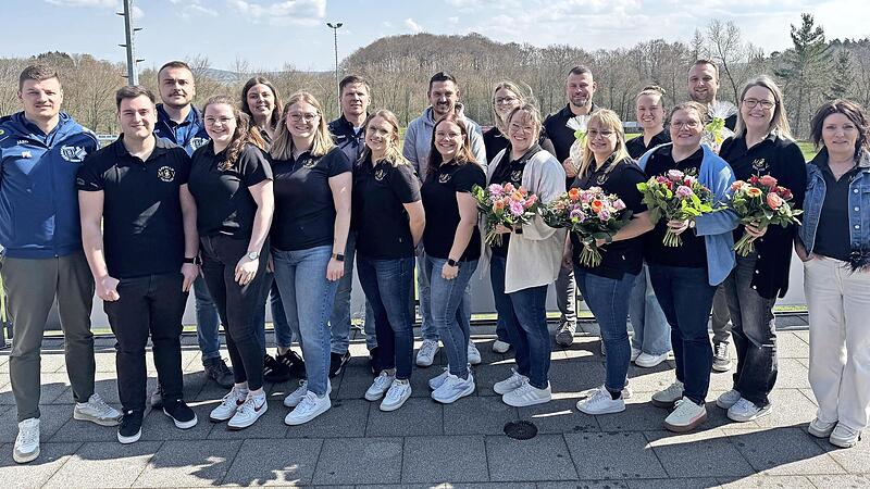 Zum Gruppenfoto versammelten sich sowohl die neuen als auch die scheidenden Mitglieder der erweiterten Vorstandschaft: Philip Klug, Robin Schneider, Lukas Fr&ouml;hlich, Luisa Kretz, Johanna Klug, Julia Schirrle, Steffen Schneider, Celine Bub, Christop...