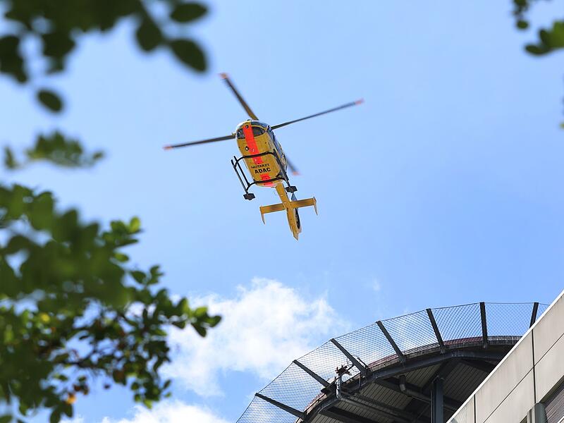 Rettungshubschrauber startet vom Klinikdach