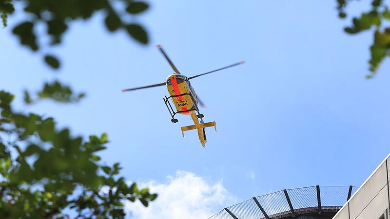 Rettungshubschrauber startet vom Klinikdach