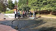 Planschen noch nicht möglich. Am Kinderplanschbecken müssen noch einige Arbeiten vorgenommen werden, wie Bürgermeister Jürgen Hennemann (Vierter von rechts) und Martin Lang (Zweiter von rechts) vom Bauamt dem Bauausschuss erläuterten.