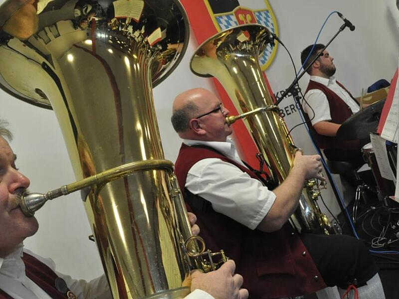 Mit einem abwechslungsreichen Programm unterhielten die Musikanten der Blasmusik Kraisdorf.