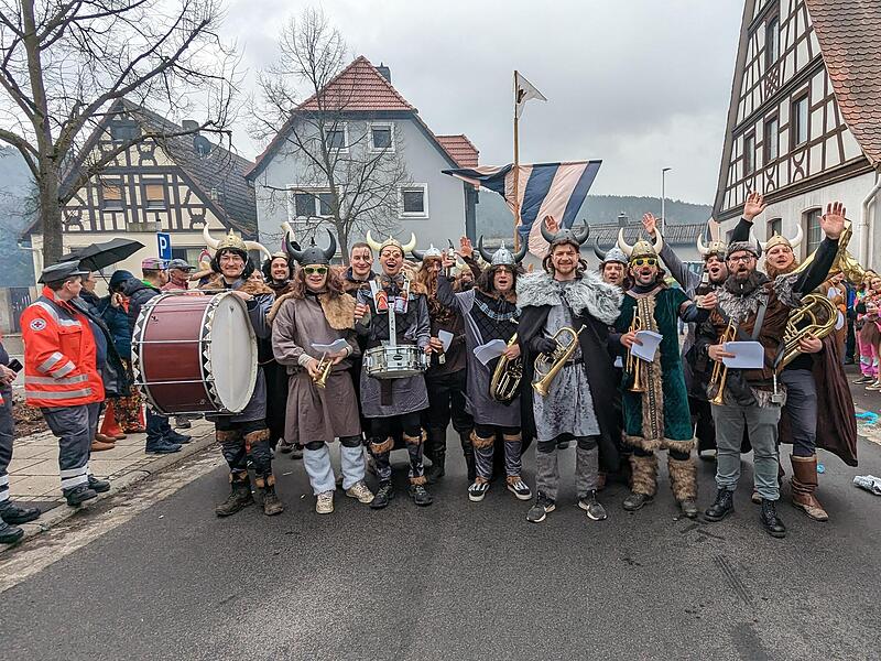 Zahlreiche Närrinnen und Narren besuchen traditionell den Faschingszug in Steinach am Faschingssonntag. Zahlreiche Närrinnen und Narren besuchen traditionell den Faschingszug in Steinach am Faschingssonntag.