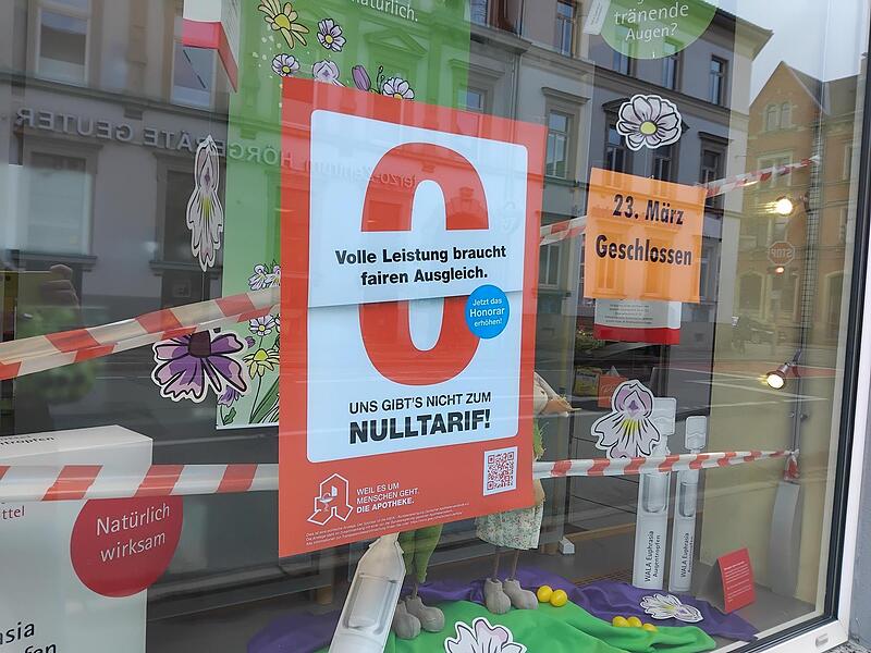 Ank&uuml;ndigung des Apothekenstreiks im Schaufenster der Mohrenapotheke in Coburg.