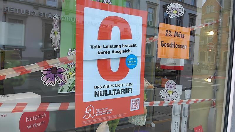 Ank&uuml;ndigung des Apothekenstreiks im Schaufenster der Mohrenapotheke in Coburg.