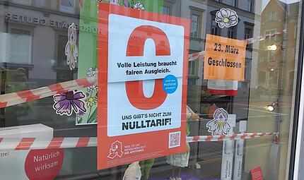 Ank&uuml;ndigung des Apothekenstreiks im Schaufenster der Mohrenapotheke in Coburg.
