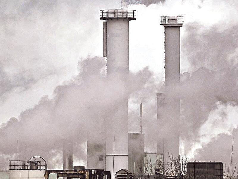 Die EU-Kommission will der Wirtschaft beim Emissionshandel entgegenkommen.