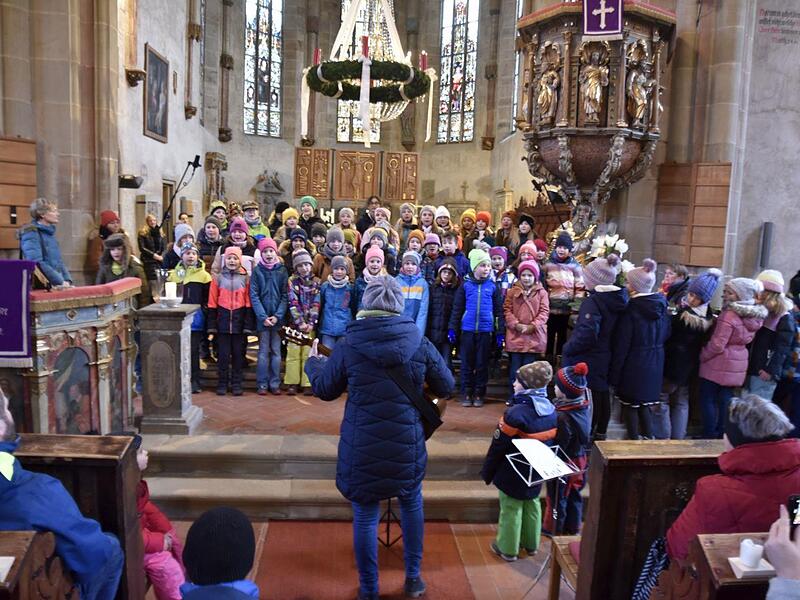 Mit viel Freude sangen die Kinder der Regiomontanus-Grundschule und des Kinderchores in der Marienkirche ihre Weihnachtslieder,  wofür sie von den Zuhörern viel Beifall erhielten.