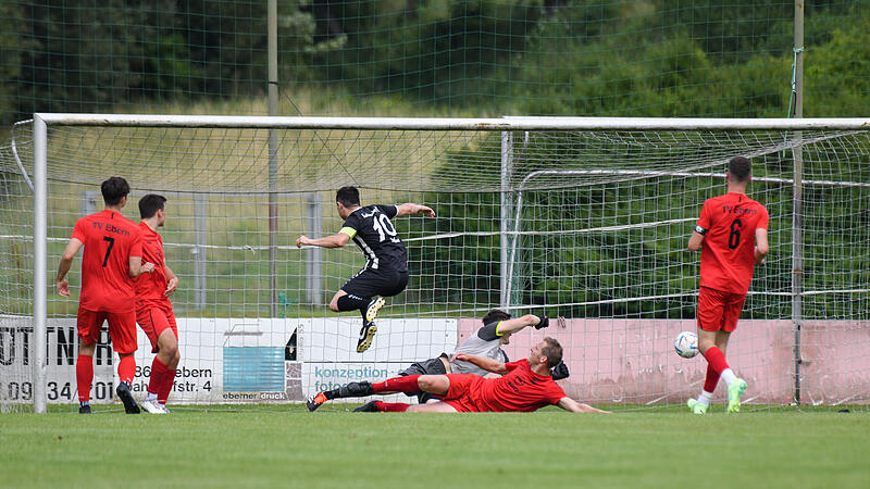 Fabian Röder (Nummer 10) trifft zum 4:1 für den FC Sand gegen den TV Ebern.