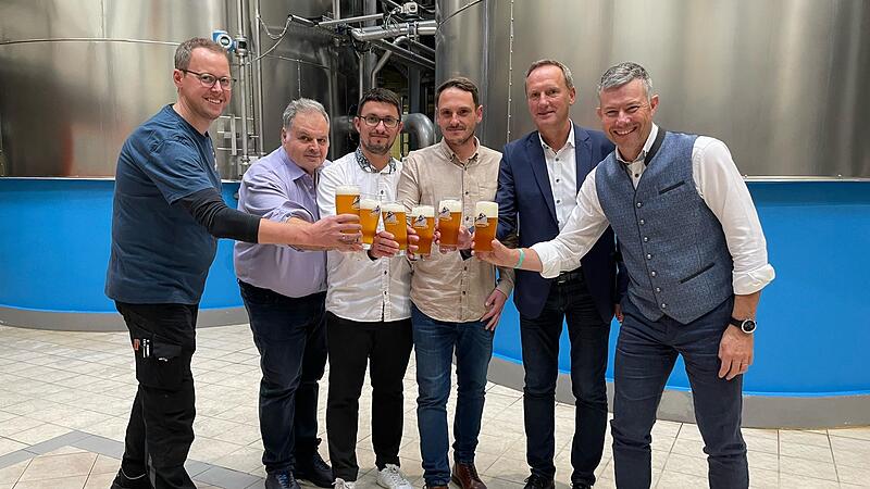 Auf die guten Gesch&auml;ftsbeziehungen &uuml;ber die L&auml;ndergrenzen hinweg sto&szlig;en hier an (von links) Braumeister Manuel Reiter, Stefano Rubinato, Vertriebsleiter Daniel Selig, Innendienstleiter Daniel Achtmann, B&uuml;rgermeister Michael Ziegler und Claudi Capp...