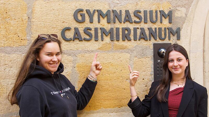Zwei Coburger Schülerinnen im Interview Elina Schmitt (links) und Melina Schäfer stehen vor ihrem Gymnasium in Coburg, dem Casimirianum. Besser bekannt auch als „Casi“.