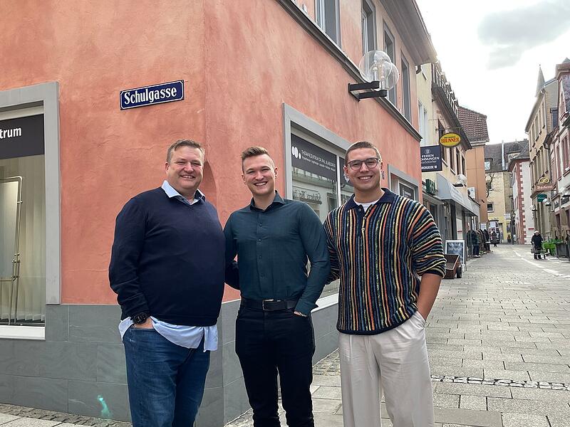Die Familie Blaßdörfer mit Vater Thorsten sowie den Söhnen Felix und Julius (von links) hat das historische Pfarrhaus in der Kirchgasse in Bad Kissingen übernommen und nutzt es als Verwaltungs- und Geschäftsführungsbüro für das Familienunternehmen. Die Familie Blaßdörfer mit Vater Thorsten sowie den Söhnen Felix und Julius (von links) hat das historische Pfarrhaus in der Kirchgasse in Bad Kissingen übernommen und nutzt es als Verwaltungs- und Geschäftsführungsbüro für das Familienunternehmen.