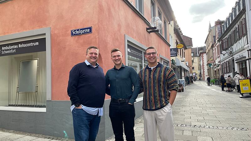Die Familie Blaßdörfer mit Vater Thorsten sowie den Söhnen Felix und Julius (von links) hat das historische Pfarrhaus in der Kirchgasse in Bad Kissingen übernommen und nutzt es als Verwaltungs- und Geschäftsführungsbüro für das Familienunternehmen. Die Familie Blaßdörfer mit Vater Thorsten sowie den Söhnen Felix und Julius (von links) hat das historische Pfarrhaus in der Kirchgasse in Bad Kissingen übernommen und nutzt es als Verwaltungs- und Geschäftsführungsbüro für das Familienunternehmen.