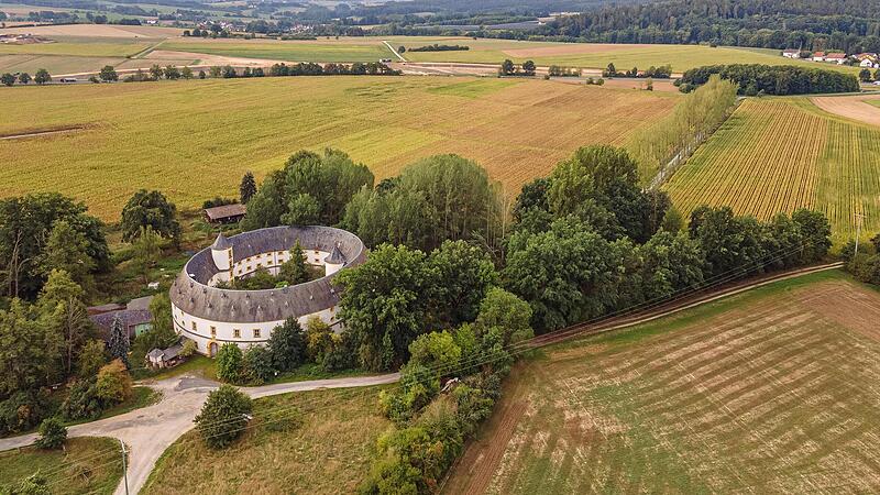 Der imposante Rundbau ist weiter zu verkaufen.