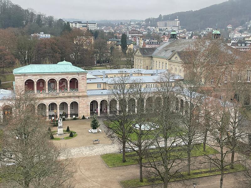 Blick auf den Kurgarten mit Arkadenbau. Bad Kissingen verzeichnete 2025 einen leichten R&uuml;ckgang bei den G&auml;ste- und &Uuml;bernachtungszahlen: 257.235 Ank&uuml;nfte sowie 1.527.100 &Uuml;bernachtungen meldet die Staatsbad GmbH in ihrer Statistik.