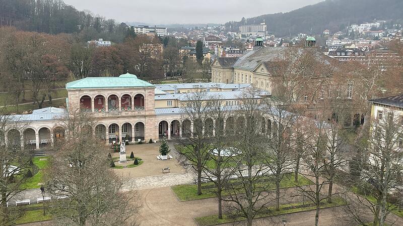 Blick auf den Kurgarten mit Arkadenbau. Bad Kissingen verzeichnete 2025 einen leichten Rückgang bei den Gäste- und Übernachtungszahlen: 257.235 Ankünfte sowie 1.527.100 Übernachtungen meldet die Staatsbad GmbH in ihrer Statistik. Blick auf den Kurgarten mit Arkadenbau. Bad Kissingen verzeichnete 2025 einen leichten Rückgang bei den Gäste- und Übernachtungszahlen: 257.235 Ankünfte sowie 1.527.100 Übernachtungen meldet die Staatsbad GmbH in ihrer Statistik.