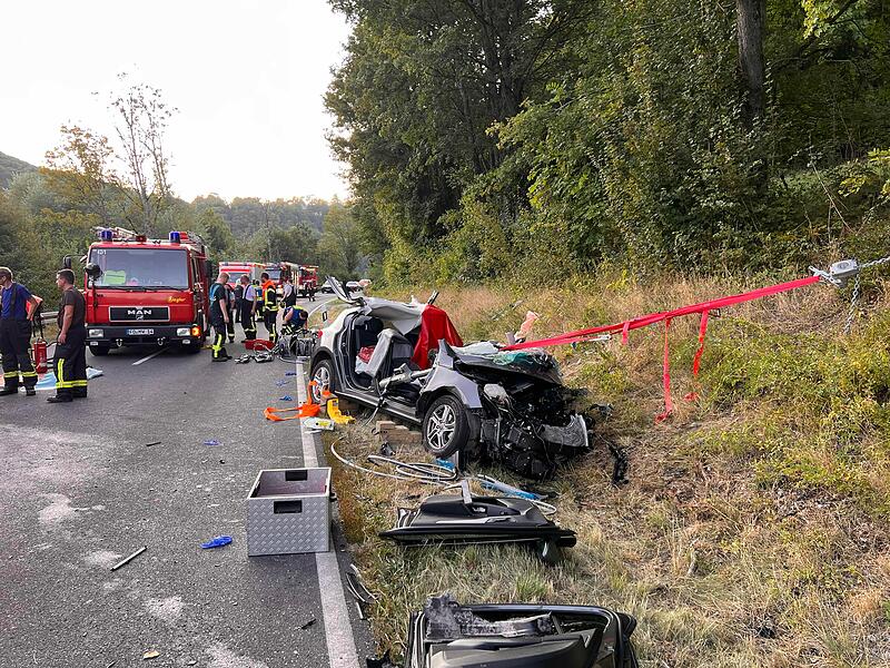 Auto kommt in Gegenverkehr und kollidiert mit Lastwagen: 24-jährige Frau lebensgefährlich verletztSchwerer Unfall Wiesenttal
