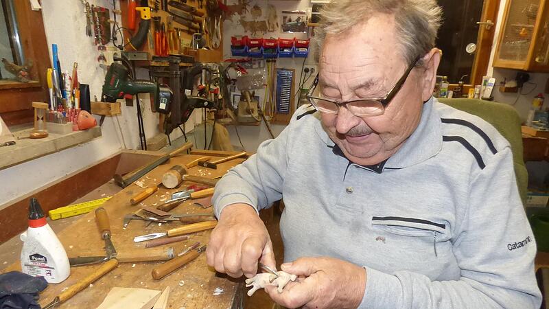 Josef Hübschmann in seinem Element: Er fertigt Schönes aus Holz.Forchheim & Fränkische Schweiz Josef Hübschmann in seinem Element: Er fertigt Schönes aus Holz.Forchheim & Fränkische Schweiz