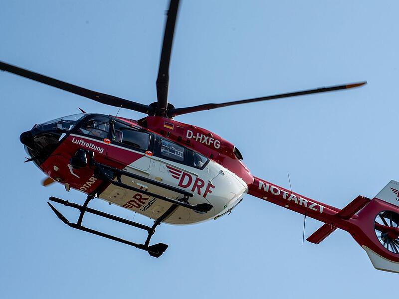 Aufgrund der Schwere der Verletzungen ist der Motorradfahrer mit dem Rettungshubschrauber ins Krankenhaus gebracht worden.