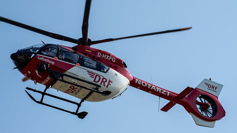 Aufgrund der Schwere der Verletzungen ist der Motorradfahrer mit dem Rettungshubschrauber ins Krankenhaus gebracht worden.