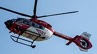 Aufgrund der Schwere der Verletzungen ist der Motorradfahrer mit dem Rettungshubschrauber ins Krankenhaus gebracht worden.